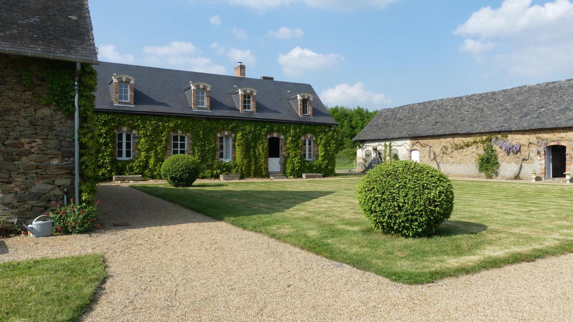 La Petite Lande Bed & Breakfast Menil Exterior photo