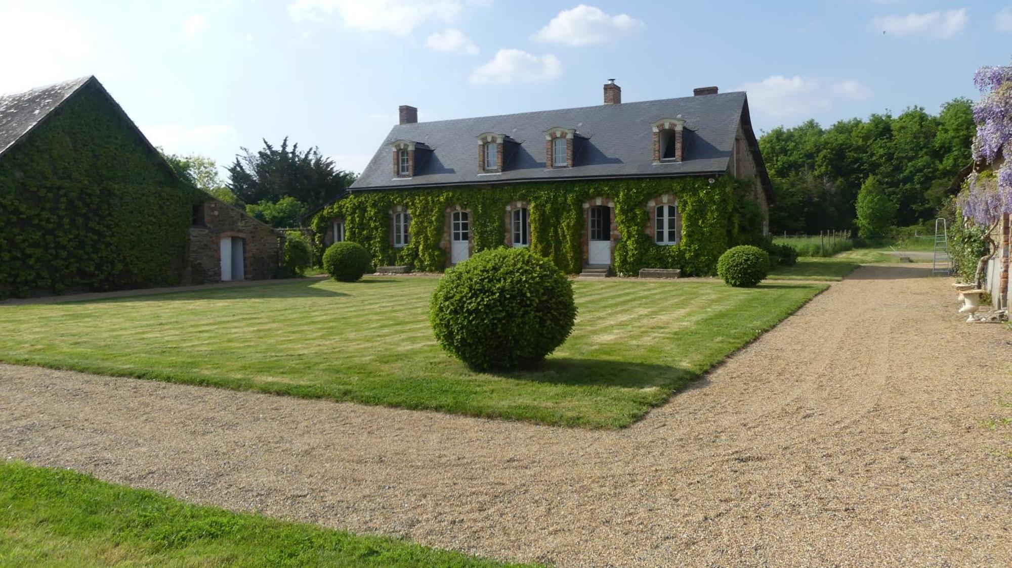La Petite Lande Bed & Breakfast Menil Exterior photo